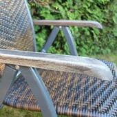 Renovace zašlého dřeva zahradní židle pomocí odstraňovače šedi a Odie's Oil. #odiesoil #doplerbarvy #greyremover #gardendesign #lovewood #handmade #zidle
